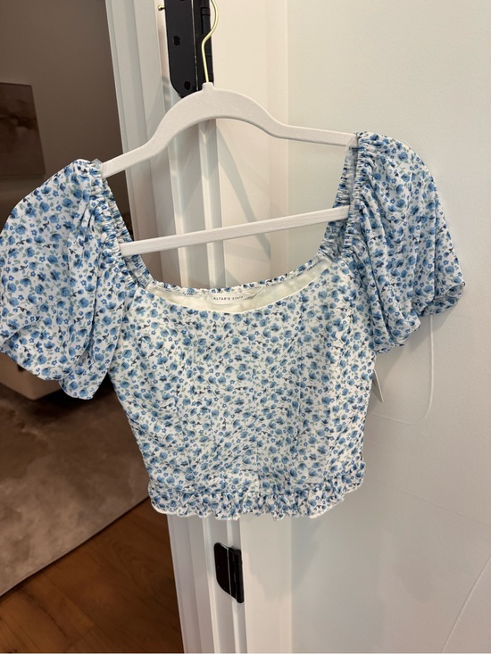 Altar'd State Tops - Altar'd State Blue Floral Puff-Sleeve Crop Top